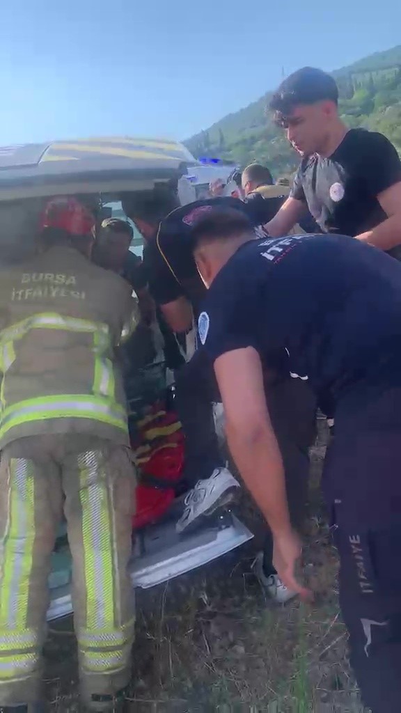 BURSA'DA İŞÇİLERİ TAŞIYAN SERVİS İLE OTOMOBİLİN KAFA KAFAYA ÇARPIŞMASI SONUCU MEYDANA GELEN KAZADA İLK BELİRLEMELERE GÖRE 15 KİŞİ YARALANDI.