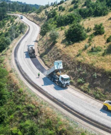 BURSA BÜYÜKŞEHİR BELEDİYESİ, ORHANELİ İLÇESİNİN GÖKTEPE MAHALLESİ SINIRLARI ARASINDA YER ALAN 5200 METRE UZUNLUĞUNDAKİ ANAYOLDA, SATHİ KAPLAMA GERÇEKLEŞTİRİYOR. AYRICA ÇALIŞMALAR KAPSAMINDA MEVCUTTA 6 METRE OLAN YOL GENİŞLİĞİ DE 8 METREYE ÇIKARTILIYOR. ULAŞIM DAİRESİ BAŞKANLIĞI TARAFINDAN YÜRÜTÜLEN ÇALIŞMALARLA GÖKTEPE MAHALLESİ’NDE ULAŞIMIN DAHA KONFORLU, GÜVENLİ VE KESİNTİSİZ SAĞLANMASI AMAÇLANIYOR.