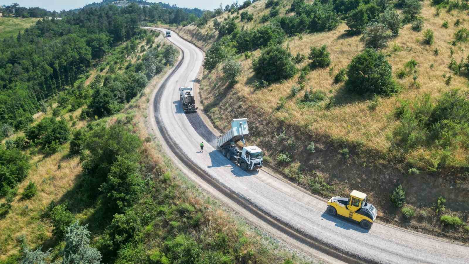 BURSA BÜYÜKŞEHİR BELEDİYESİ, ORHANELİ İLÇESİNİN GÖKTEPE MAHALLESİ SINIRLARI ARASINDA YER ALAN 5200 METRE UZUNLUĞUNDAKİ ANAYOLDA, SATHİ KAPLAMA GERÇEKLEŞTİRİYOR. AYRICA ÇALIŞMALAR KAPSAMINDA MEVCUTTA 6 METRE OLAN YOL GENİŞLİĞİ DE 8 METREYE ÇIKARTILIYOR. ULAŞIM DAİRESİ BAŞKANLIĞI TARAFINDAN YÜRÜTÜLEN ÇALIŞMALARLA GÖKTEPE MAHALLESİ’NDE ULAŞIMIN DAHA KONFORLU, GÜVENLİ VE KESİNTİSİZ SAĞLANMASI AMAÇLANIYOR.