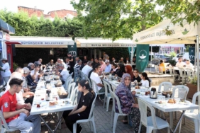 OSMANGAZİ BELEDİYE BAŞKANI ERKAN AYDIN, MAHALLE BULUŞMALARI KAPSAMINDA ALEMDAR MAHALLESİ’NDE DÜZENLENEN KAHVALTI PROGRAMINDA VATANDAŞLARLA BİR ARAYA GELDİ. SAMİMİ BİR ATMOSFERDE GERÇEKLEŞEN PROGRAMDA MAHALLE SAKİNLERİYLE AYNI SOFRAYI PAYLAŞAN BAŞKAN AYDIN, VATANDAŞLARIN TALEP, ÖNERİ VE BEKLENTİLERİNİ YERİNDE DİNLEYEREK ÇÖZÜM ODAKLI BELEDİYECİLİK ANLAYIŞINI BİR KEZ DAHA SERGİLEDİ.