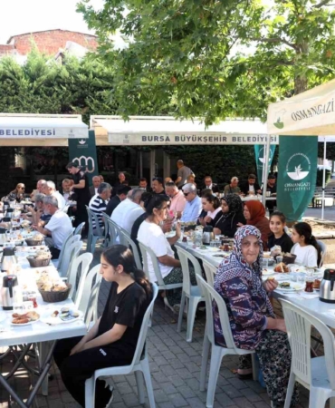 OSMANGAZİ BELEDİYE BAŞKANI ERKAN AYDIN, MAHALLE BULUŞMALARI KAPSAMINDA ALEMDAR MAHALLESİ’NDE DÜZENLENEN KAHVALTI PROGRAMINDA VATANDAŞLARLA BİR ARAYA GELDİ. SAMİMİ BİR ATMOSFERDE GERÇEKLEŞEN PROGRAMDA MAHALLE SAKİNLERİYLE AYNI SOFRAYI PAYLAŞAN BAŞKAN AYDIN, VATANDAŞLARIN TALEP, ÖNERİ VE BEKLENTİLERİNİ YERİNDE DİNLEYEREK ÇÖZÜM ODAKLI BELEDİYECİLİK ANLAYIŞINI BİR KEZ DAHA SERGİLEDİ.