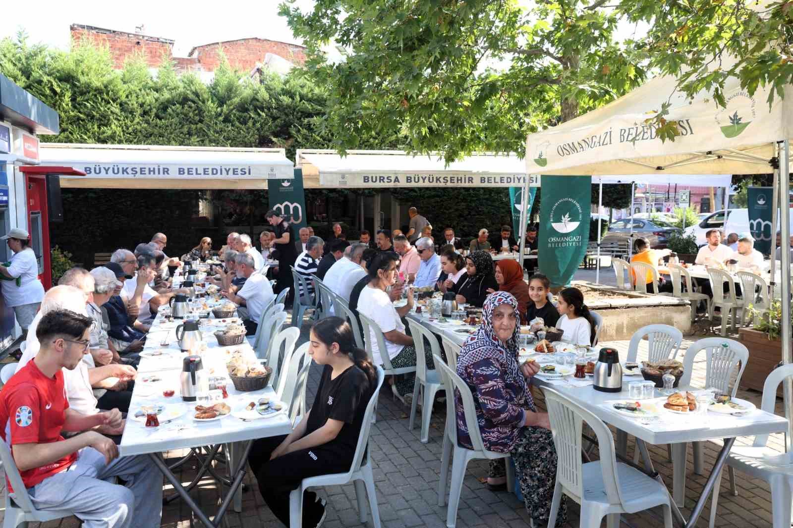 OSMANGAZİ BELEDİYE BAŞKANI ERKAN AYDIN, MAHALLE BULUŞMALARI KAPSAMINDA ALEMDAR MAHALLESİ’NDE DÜZENLENEN KAHVALTI PROGRAMINDA VATANDAŞLARLA BİR ARAYA GELDİ. SAMİMİ BİR ATMOSFERDE GERÇEKLEŞEN PROGRAMDA MAHALLE SAKİNLERİYLE AYNI SOFRAYI PAYLAŞAN BAŞKAN AYDIN, VATANDAŞLARIN TALEP, ÖNERİ VE BEKLENTİLERİNİ YERİNDE DİNLEYEREK ÇÖZÜM ODAKLI BELEDİYECİLİK ANLAYIŞINI BİR KEZ DAHA SERGİLEDİ.