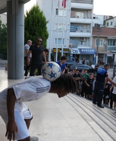 SOSYAL MEDYADA DÜNYACA ÜNLÜ FUTBOLCU EDUARDO CAMAVİNGA’YA OLAN BENZERLİĞİYLE TANINAN VE "YERLİ CAMAVİNGA" LAKABIYLA GENİŞ KİTLELERE ULAŞAN ABDOUL HAMİD DİALLO, FUTBOL TOPUYLA GERÇEKLEŞTİRDİĞİ AKROBATİK ŞOVLARIN SON DURAĞI OLARAK GÜRSU’YU SEÇTİ.