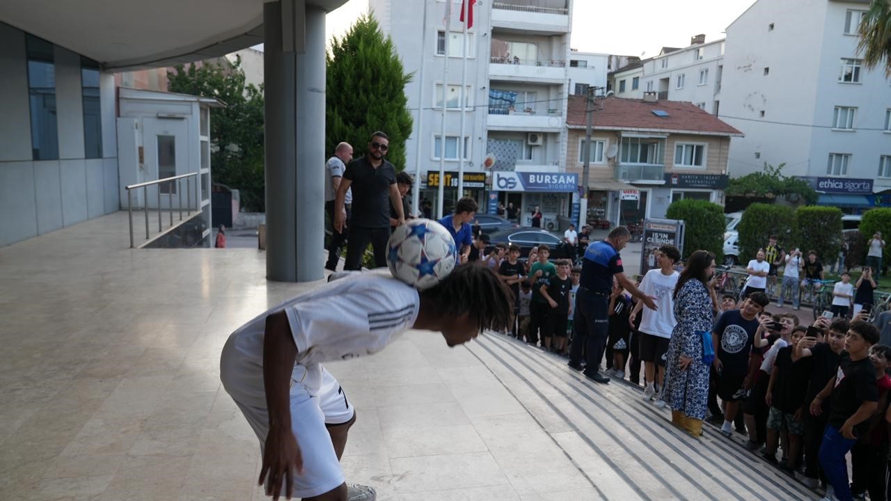 SOSYAL MEDYADA DÜNYACA ÜNLÜ FUTBOLCU EDUARDO CAMAVİNGA’YA OLAN BENZERLİĞİYLE TANINAN VE