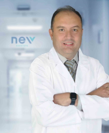 ÇOCUKLARDA SON DÖNEMDE ARTIŞ GÖSTEREN EL, AYAK VE AĞIZ HASTALIĞI HAKKINDA BİLGİ VEREN ÇOCUK SAĞLIĞI VE HASTALIKLARI UZM. DR. MUSTAFA KONUR, HASTALIĞIN BELİRTİLERİ, BULAŞMA YOLLARI, TEDAVİ SÜRECİ VE KORUNMA YÖNTEMLERİNE İLİŞKİN AİLELERE ÖNEMLİ UYARILARDA BULUNDU.