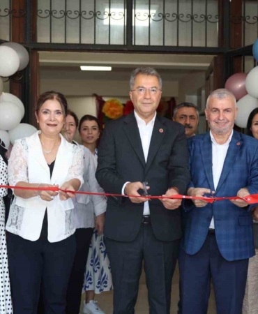 OSMANGAZİ BELEDİYESİ’NİN NAMIK KEMAL MAHALLESİ OSMEK KURSLARINDA EĞİTİM ALAN KADIN KURSİYERLERİN YIL BOYUNCA EMEK VEREREK HAZIRLADIĞI ÜRÜNLER, DÜZENLENEN YIL SONU SERGİSİNDE BEĞENİYE SUNULDU. İĞNE OYASI, NAKIŞ, SOĞUK SERAMİK VE GERİ DÖNÜŞÜM TASARIMLARINDAN OLUŞAN ESERLERİN YER ALDIĞI SERGİ, ZİYARETÇİLERDEN YOĞUN İLGİ GÖRDÜ.
