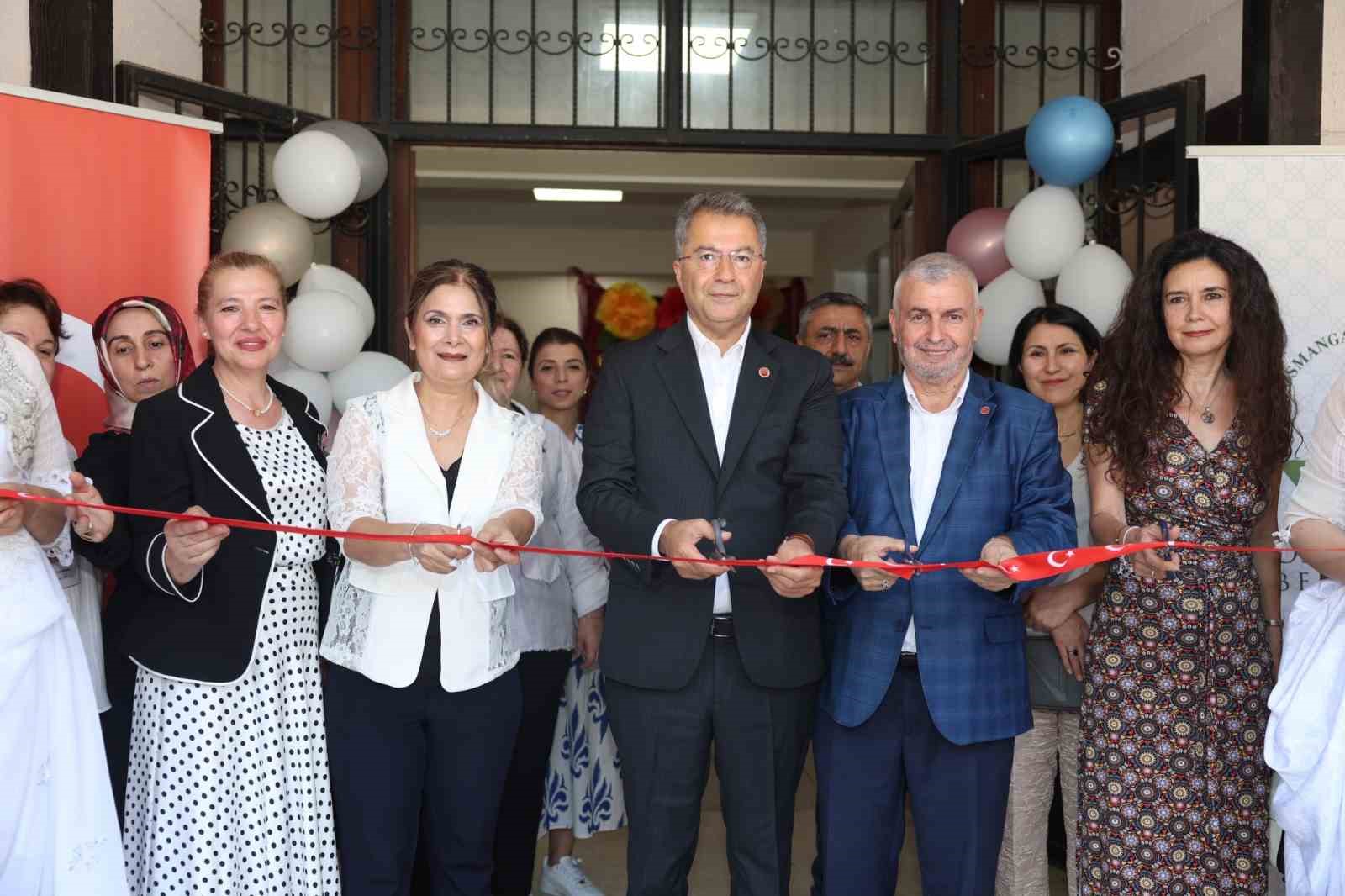 OSMANGAZİ BELEDİYESİ’NİN NAMIK KEMAL MAHALLESİ OSMEK KURSLARINDA EĞİTİM ALAN KADIN KURSİYERLERİN YIL BOYUNCA EMEK VEREREK HAZIRLADIĞI ÜRÜNLER, DÜZENLENEN YIL SONU SERGİSİNDE BEĞENİYE SUNULDU. İĞNE OYASI, NAKIŞ, SOĞUK SERAMİK VE GERİ DÖNÜŞÜM TASARIMLARINDAN OLUŞAN ESERLERİN YER ALDIĞI SERGİ, ZİYARETÇİLERDEN YOĞUN İLGİ GÖRDÜ.