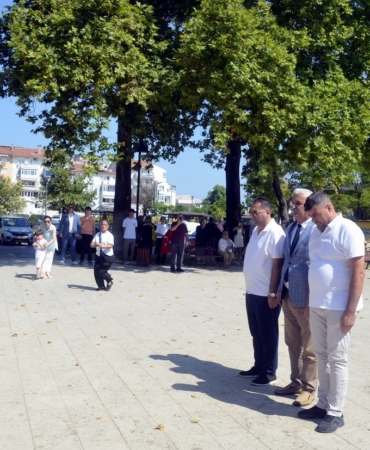 DENİZCİLİK VE KABOTAJ BAYRAMININ 100. YILINDA, BURSA’NIN MUDANYA İLÇESİNDE ÇEŞİTLİ ETKİNLİKLERLE KUTLANDI. CUMHURİYET MEYDANI’NDAKİ TÖRENDE ATATÜRK ANITI’NA ÇELENK SUNULMASININ ARDINDAN SAYGI DURUŞUNDA BULUNULDU VE İSTİKLAL MARŞI OKUNDU.