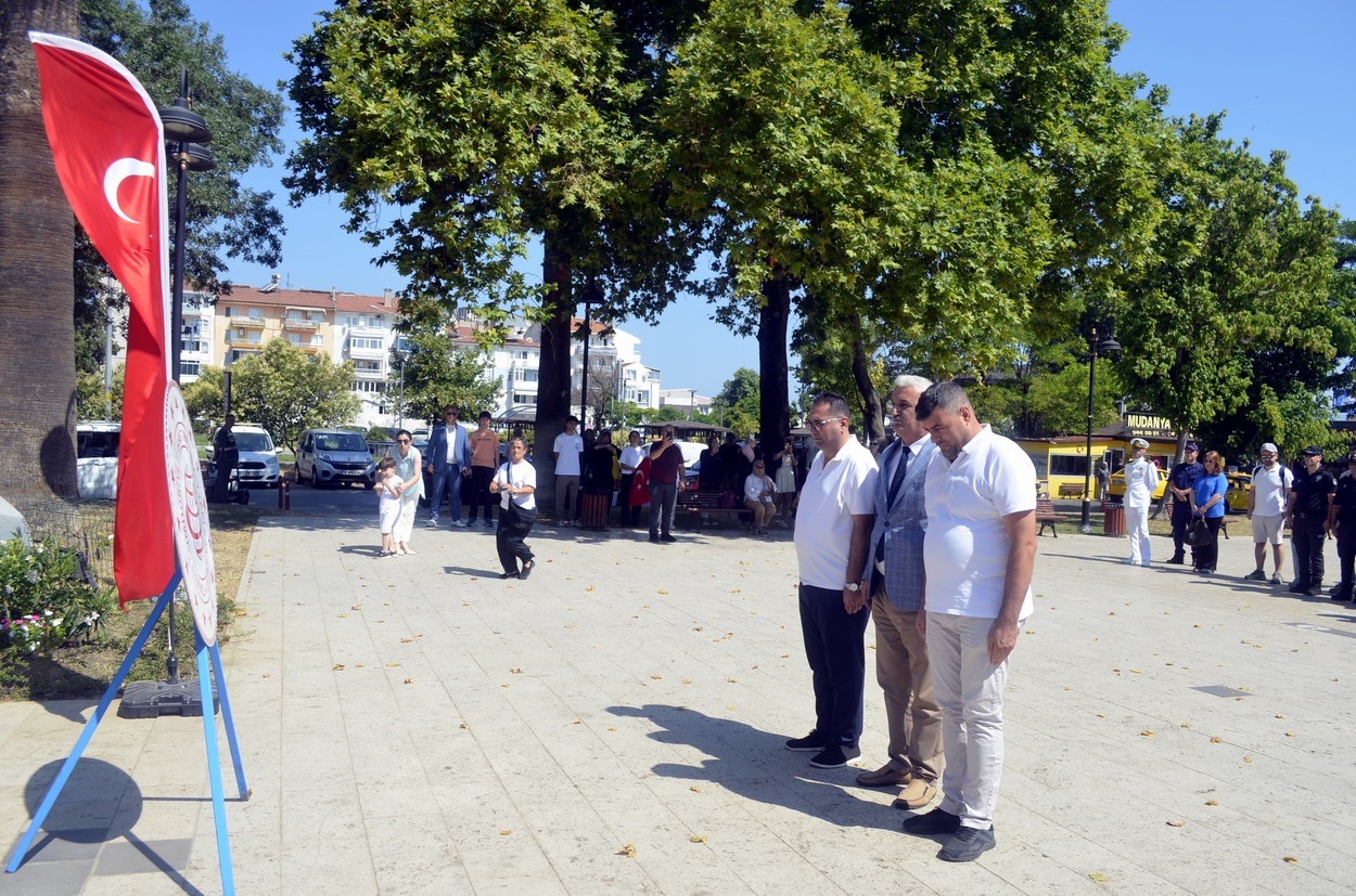DENİZCİLİK VE KABOTAJ BAYRAMININ 100. YILINDA, BURSA’NIN MUDANYA İLÇESİNDE ÇEŞİTLİ ETKİNLİKLERLE KUTLANDI. CUMHURİYET MEYDANI’NDAKİ TÖRENDE ATATÜRK ANITI’NA ÇELENK SUNULMASININ ARDINDAN SAYGI DURUŞUNDA BULUNULDU VE İSTİKLAL MARŞI OKUNDU.