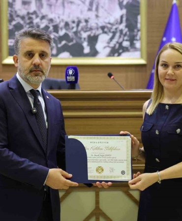 EĞİTİM PROGRAMINI BAŞARIYLA TAMAMLAYAN ÇALIŞANLAR, SERTİFİKALARINI DÜZENLENEN TÖRENLE BURSA BÜYÜKŞEHİR BELEDİYESİ BAŞKAN VEKİLİ ŞAHİN BİBA’NIN ELİNDEN ALDI.