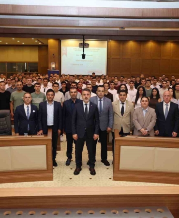 BURSA BÜYÜKŞEHİR BELEDİYESİ BAŞKAN VEKİLİ ŞAHİN BİBA’NIN KATILIMIYLA BELEDİYE MECLİS SALONU’NDA TANIŞMA PROGRAMI DÜZENLENDİ. YAZILI VE UYGULAMALI SINAVLARI BAŞARIYLA TAMAMLAYAN 147 PERSONEL TOPLANTIDA HAZIR BULUNDU.