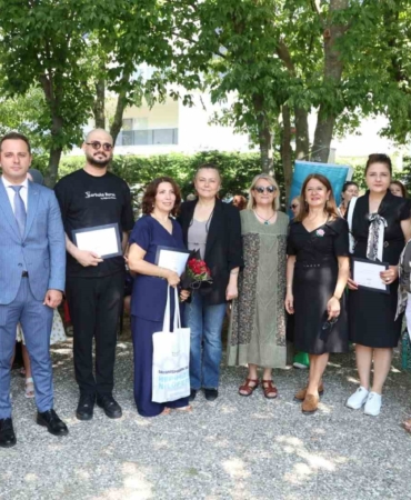 NİLÜFER BELEDİYESİ’NİN CUMHURİYET MAHALLESİ’NDEKİ OLGUN GENÇLİK MERKEZİ KURSİYERLERİ, YIL BOYU HAZIRLADIKLARI ESERLERİ SERGİLEDİ. RESİM, ÇİNİ, DİKİŞ, RİTİM, BAĞLAMA GİBİ ALANDA EĞİTİM ALAN KURSİYERLERİN ESERLERİ GÖZ DOLDURDU.