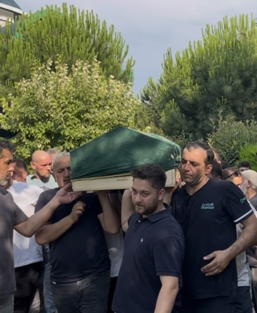 BURSA'NIN MUDANYA İLÇESİNDE MEYDANA GELEN KAZADA YARALI SÜRÜCÜYÜ KURTARMAK İSTERKEN ELEKTRİK AKIMINA KAPILARAK HAYATINI KAYBEDEN 26 YAŞINDAKİ FURKAN ALAN, GÖZYAŞLARI ARASINDA SON YOLCULUĞUNA UĞURLANDI.