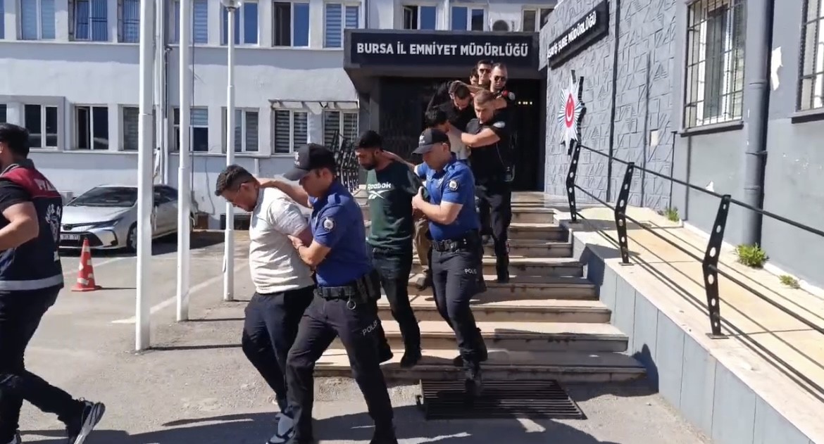 AYLAR SÜREN TEKNİK VE FİZİKİ TAKİBİN ARDINDAN DÜZENLENEN EŞ ZAMANLI OPERASYONLARDA 14 ŞÜPHELİ YAKALANIRKEN, 6 KİŞİ TUTUKLANDI.
