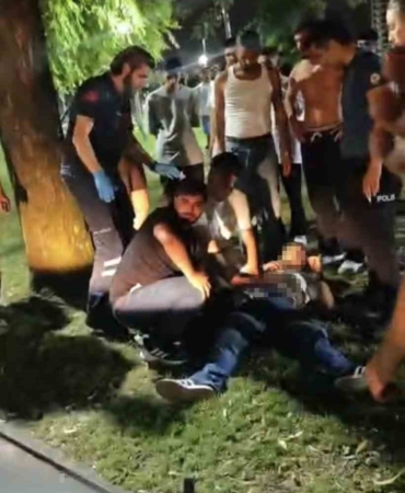 BURSA’DA İDDİAYA GÖRE PARKTA ‘YAN BAKMA’ MESELESİNDEN KAVGA ÇIKTI. ÇIKAN KAVGADA 1 KİŞİ BIÇAKLA YARALANDI.