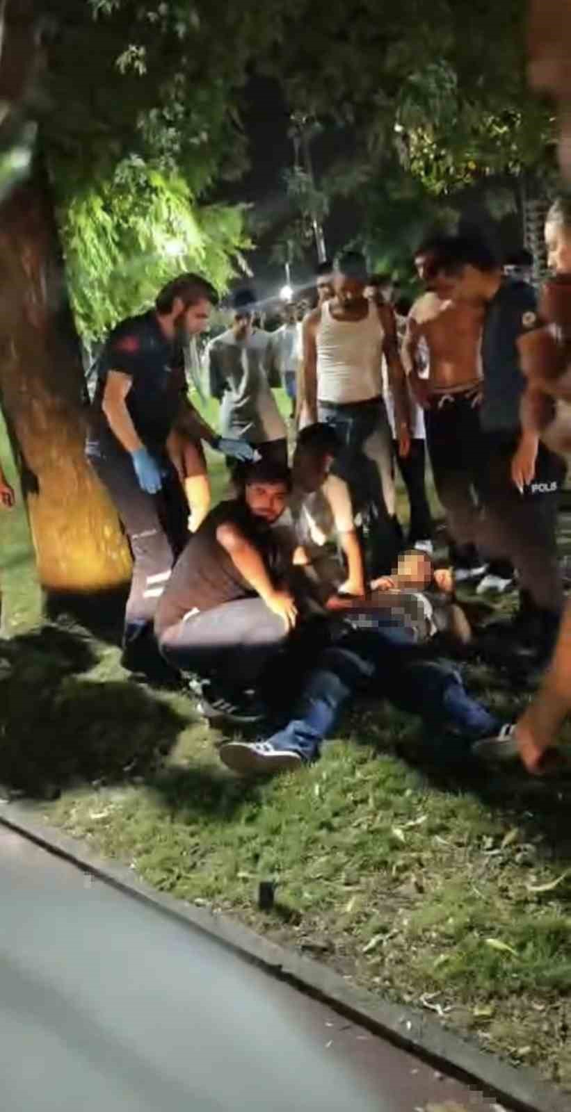 BURSA’DA İDDİAYA GÖRE PARKTA ‘YAN BAKMA’ MESELESİNDEN KAVGA ÇIKTI. ÇIKAN KAVGADA 1 KİŞİ BIÇAKLA YARALANDI.