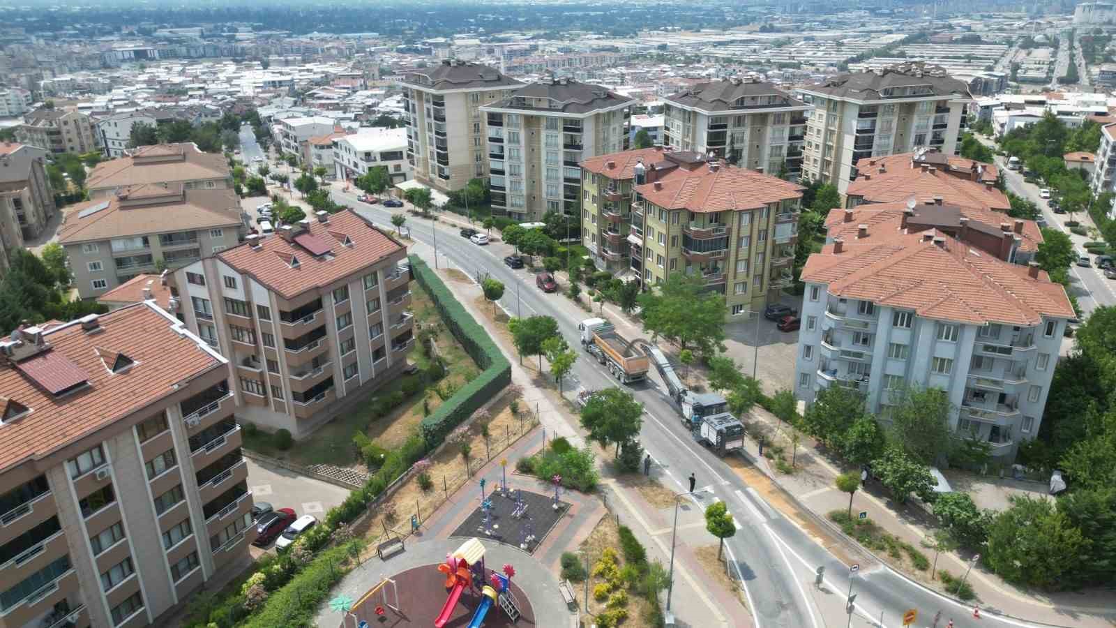 BURSA BÜYÜKŞEHİR BELEDİYESİ ULAŞIM DAİRESİ BAŞKANLIĞI TARAFINDAN NİLÜFER İLÇESİNE BAĞLI ÜÇEVLER MAHALLESİ DENİZCİLER CADDESİ’NDE ASFALT KAPLAMA ÇALIŞMALARINA BAŞLADI.