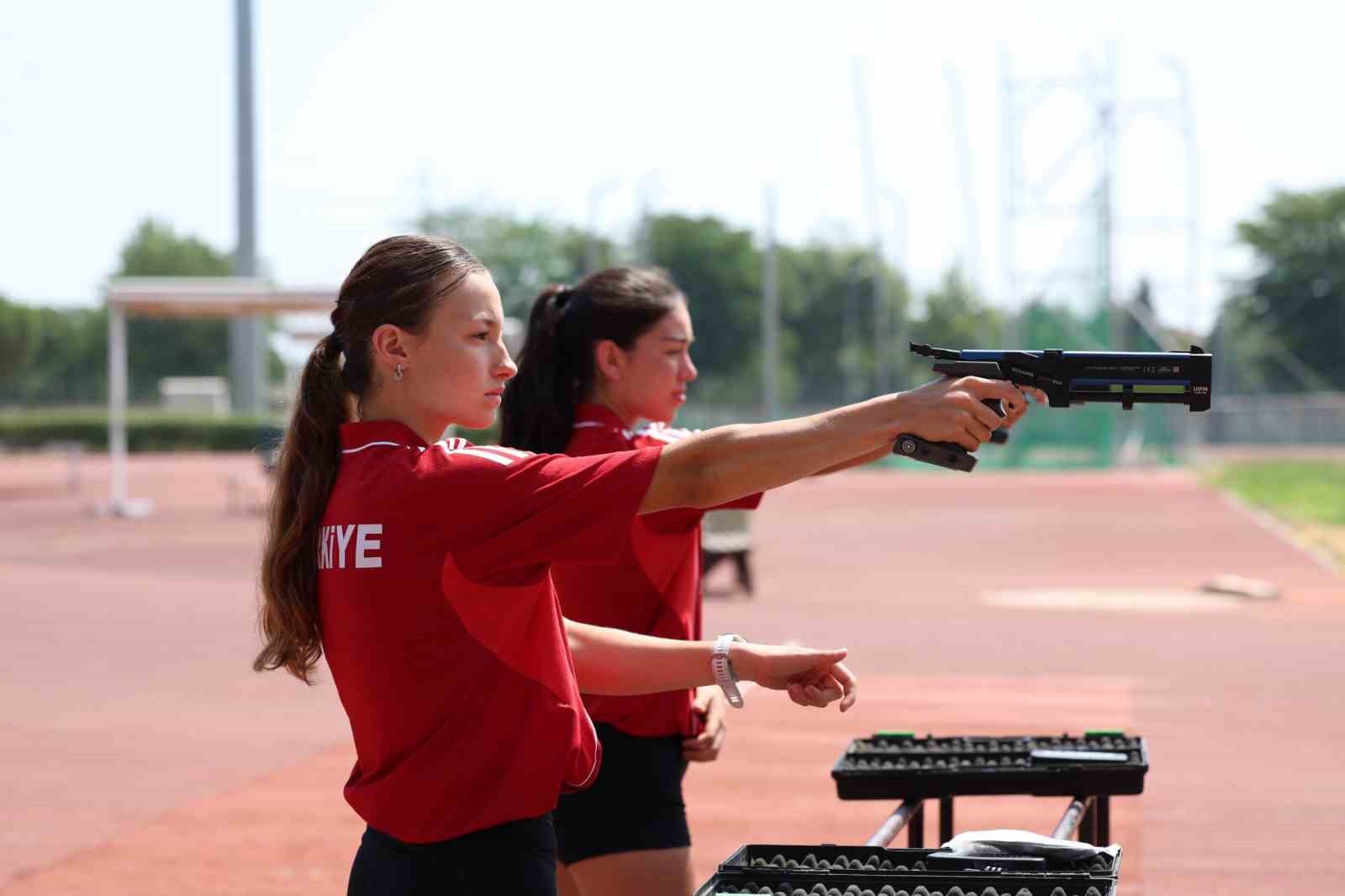 OSMANGAZİ BELEDİYESPORLU MİLLİ SPORCULAR TUANA ÖZGÜR İLE ELİF ECEM ÖZTÜRK, İSPANYA’DA DÜZENLENECEK U17 MODERN PENTATLON AVRUPA ŞAMPİYONASI’NDA TÜRKİYE’Yİ TEMSİL EDECEK. ÇALIŞMALARINI YOĞUN TEMPODA SÜRDÜREN GENÇ SPORCULAR, AVRUPA’DA MADALYA HEDEFİNİ GÖZÜNE KESTİRMİŞ DURUMDA.