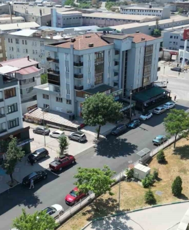 KESTEL BELEDİYESİ, ULAŞIM ALTYAPISINI GÜÇLENDİRMEK VE VATANDAŞLARIN DAHA GÜVENLİ, KONFORLU YOLLARDA SEYAHAT ETMESİNİ SAĞLAMAK AMACIYLA İLÇE GENELİNDEKİ ASFALT ÇALIŞMALARINI ARALIKSIZ SÜRDÜRÜYOR. ÇALIŞMALAR KAPSAMINDA İLÇE GENELİNDE TOPLAM 20 BİN TON ASFALT SERİMİ GERÇEKLEŞTİRİLMESİ PLANLANIRKEN, ÇALIŞMALAR ETAP ETAP MAHALLELERDE DEVAM EDİYOR.