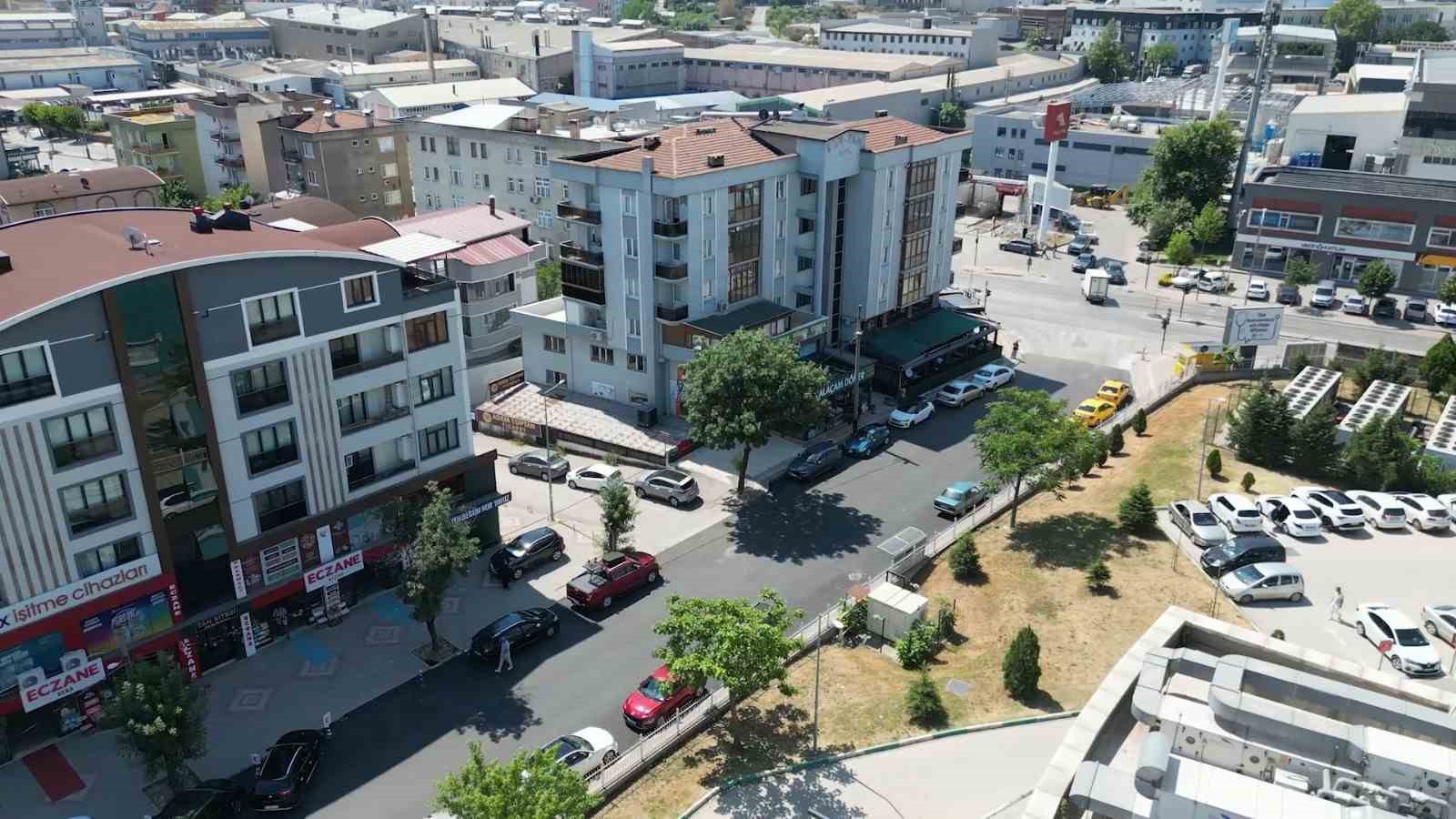 KESTEL BELEDİYESİ, ULAŞIM ALTYAPISINI GÜÇLENDİRMEK VE VATANDAŞLARIN DAHA GÜVENLİ, KONFORLU YOLLARDA SEYAHAT ETMESİNİ SAĞLAMAK AMACIYLA İLÇE GENELİNDEKİ ASFALT ÇALIŞMALARINI ARALIKSIZ SÜRDÜRÜYOR. ÇALIŞMALAR KAPSAMINDA İLÇE GENELİNDE TOPLAM 20 BİN TON ASFALT SERİMİ GERÇEKLEŞTİRİLMESİ PLANLANIRKEN, ÇALIŞMALAR ETAP ETAP MAHALLELERDE DEVAM EDİYOR.