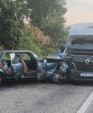 BURSA'NIN İNEGÖL İLÇESİNDE MEYDANA GELEN KAZADA MİNİBÜS İLE OTOMOBİL ÇARPIŞTI: 2 KİŞİ YARALANDI.