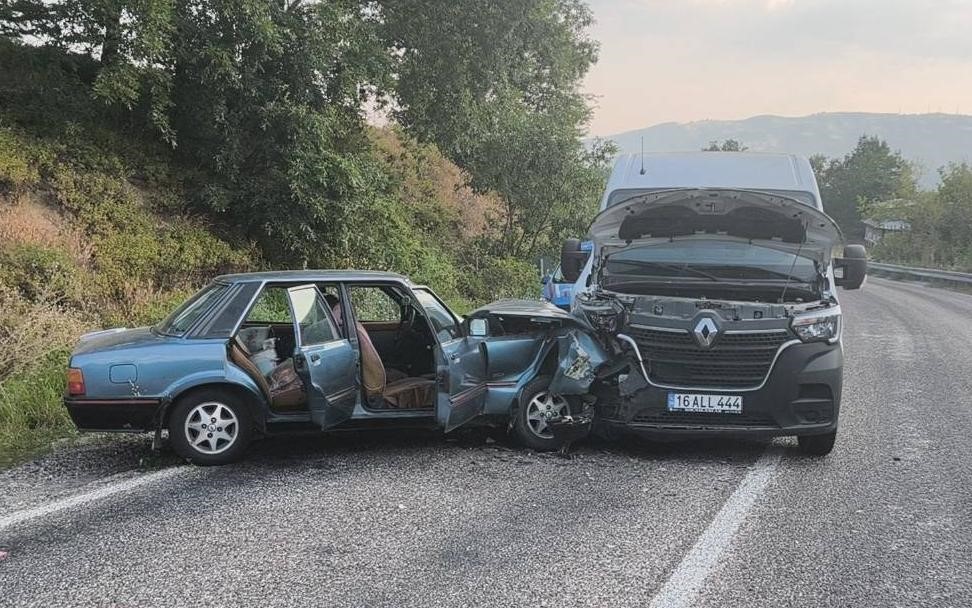 BURSA'NIN İNEGÖL İLÇESİNDE MEYDANA GELEN KAZADA MİNİBÜS İLE OTOMOBİL ÇARPIŞTI: 2 KİŞİ YARALANDI.