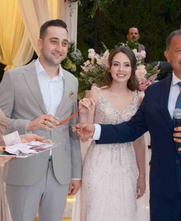 BURSA'NIN ÖNDE GELEN FİRMALARINDAN ORUÇ İNŞAAT'IN ORTAĞI MEHMET ORUÇ'UN KIZI ÇAĞLA ORUÇ İLE AHMET ALPER KORKUT, DÜZENLENEN SEÇKİN BİR TÖRENLE EVLİLİK YOLUNDA İLK ADIMI ATARAK NİŞANLANDI.