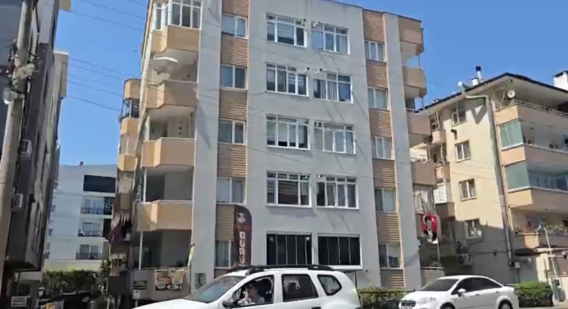 BURSA’NIN MUDANYA İLÇESİNDE EVİNDE ÖLÜ BULUNAN 77 YAŞINDAKİ KADININ ŞÜPHELİ ÖLÜMÜYLE İLGİLİ POLİS EKİPLERİ GENİŞ ÇAPLI SORUŞTURMA BAŞLATTI.
