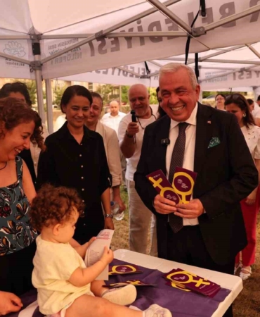 NİLÜFER BELEDİYE BAŞKANI ŞADİ ÖZDEMİR, MAHALLE SAKİNLERİYLE BİR ARAYA GELMEK VE TALEPLERİ YERİNDE DİNLEMEK AMACIYLA DÜZENLENEN "ŞADİ BAŞKAN’LA AKŞAM ÇAYI" BULUŞMALARININ İLKİNİ ODUNLUK MAHALLESİ’NDE GERÇEKLEŞTİRDİ.