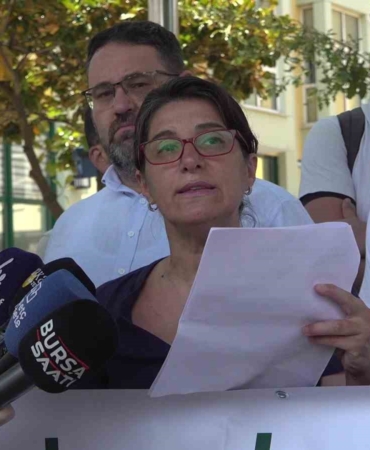 BURSA VETERİNER HEKİMLERİ ODASI BAŞKANI MELİKE BAYSAL, KIZIL GEYİK AV İHALESİNE İLİŞKİN YAPTIĞI AÇIKLAMADA, DOĞANIN EKONOMİK BİR DEĞER ÜZERİNDEN DEĞERLENDİRİLEMEYECEĞİNİ BELİRTEREK, BURSA'NIN ORMANLARININ, SU KAYNAKLARININ, TARIM ALANLARININ VE YABAN HAYATININ KORUNMASI ÇAĞRISINDA BULUNDU.