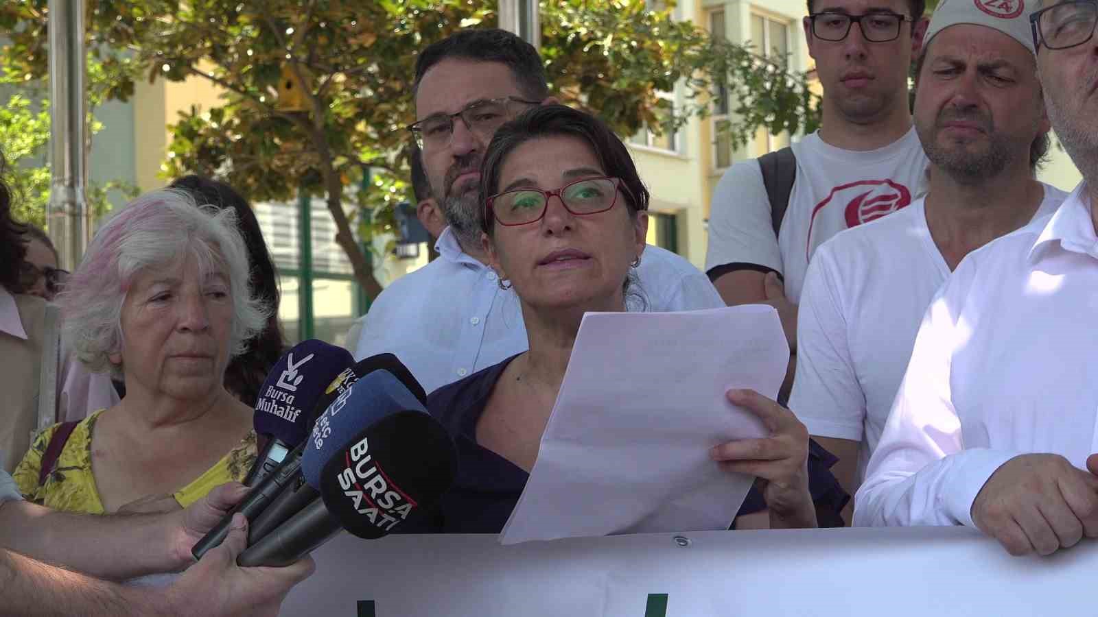 BURSA VETERİNER HEKİMLERİ ODASI BAŞKANI MELİKE BAYSAL, KIZIL GEYİK AV İHALESİNE İLİŞKİN YAPTIĞI AÇIKLAMADA, DOĞANIN EKONOMİK BİR DEĞER ÜZERİNDEN DEĞERLENDİRİLEMEYECEĞİNİ BELİRTEREK, BURSA'NIN ORMANLARININ, SU KAYNAKLARININ, TARIM ALANLARININ VE YABAN HAYATININ KORUNMASI ÇAĞRISINDA BULUNDU.
