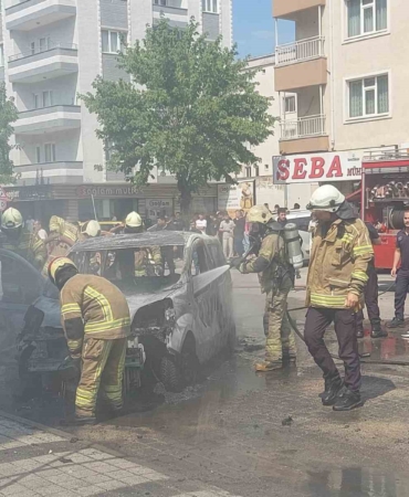 İHBAR ÜZERİNE OLAY YERİNE SEVK EDİLEN İTFAİYE EKİPLERİ, YANGINA KISA SÜREDE MÜDAHALE EDEREK ALEVLERİ KONTROL ALTINA ALDI. YANGINDA CAN KAYBI YA DA YARALANMA YAŞANMAZKEN, HAFİF TİCARİ ARAÇ TAMAMEN YANARAK KULLANILAMAZ HALE GELDİ.