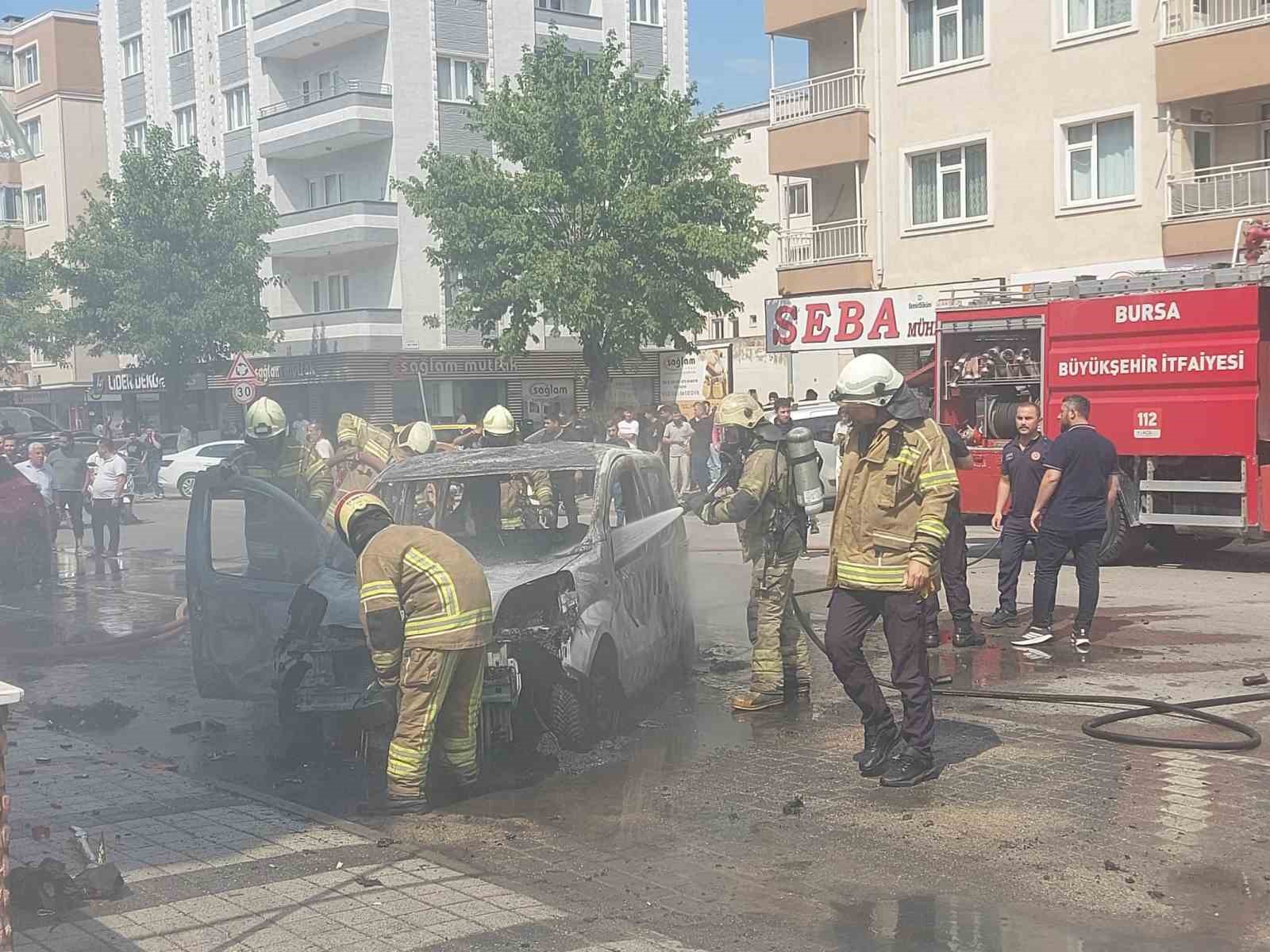 İHBAR ÜZERİNE OLAY YERİNE SEVK EDİLEN İTFAİYE EKİPLERİ, YANGINA KISA SÜREDE MÜDAHALE EDEREK ALEVLERİ KONTROL ALTINA ALDI. YANGINDA CAN KAYBI YA DA YARALANMA YAŞANMAZKEN, HAFİF TİCARİ ARAÇ TAMAMEN YANARAK KULLANILAMAZ HALE GELDİ.