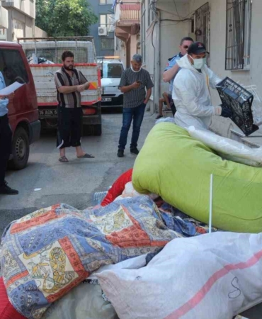 BURSA'DA YILDIRIM BELEDİYESİ EKİPLERİ, KAZIM KARABEKİR MAHALLESİ'NDE ÇÖP EVE OLARAK KULLANILAN DAİREDE TEMİZLİK ÇALIŞMASI GERÇEKLEŞTİRDİ.