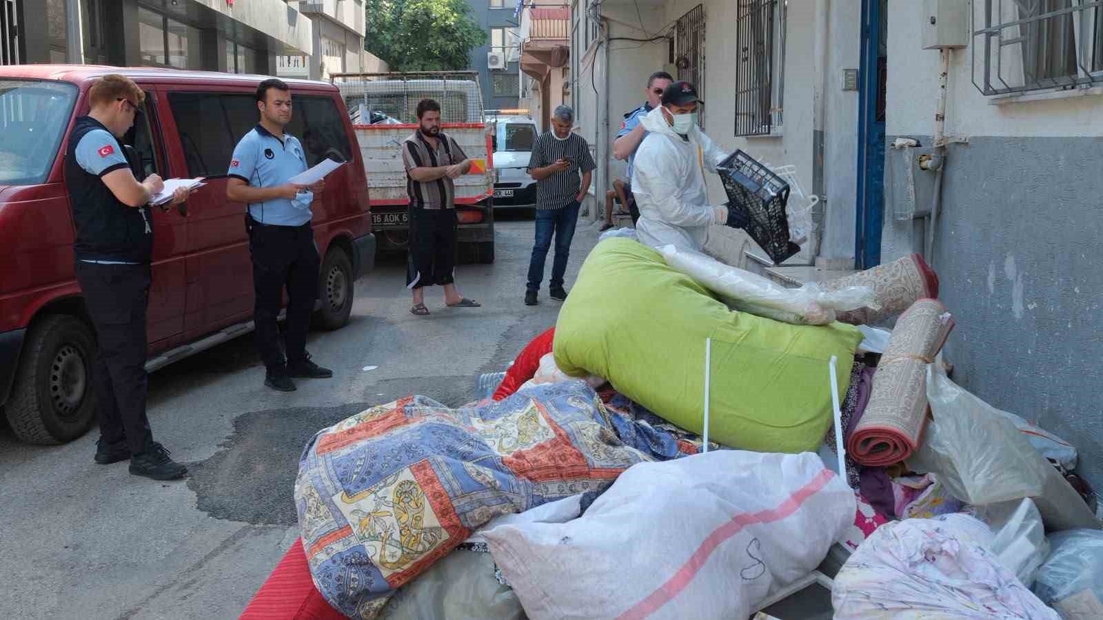 BURSA'DA YILDIRIM BELEDİYESİ EKİPLERİ, KAZIM KARABEKİR MAHALLESİ'NDE ÇÖP EVE OLARAK KULLANILAN DAİREDE TEMİZLİK ÇALIŞMASI GERÇEKLEŞTİRDİ.