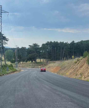 KIRSAL BÖLGELERDE DE ALTYAPI VE ÜSTYAPI YATIRIMLARINI SÜRDÜREN BURSA BÜYÜKŞEHİR BELEDİYESİ, KELES İLÇESİNE BAĞLI KOCAYAYLA’DA ULAŞIMI DAHA KONFORLU HALE GETİRDİ.