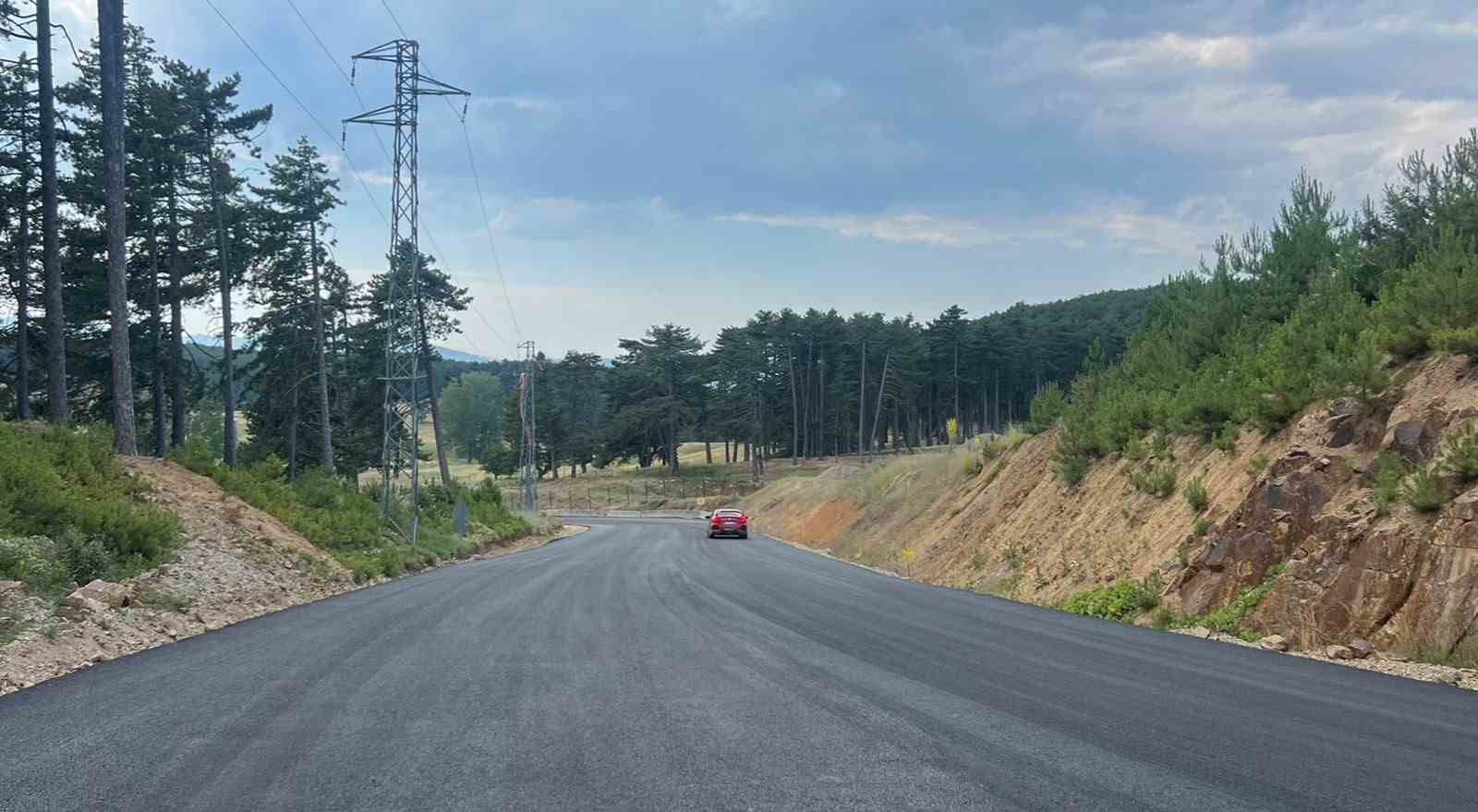 KIRSAL BÖLGELERDE DE ALTYAPI VE ÜSTYAPI YATIRIMLARINI SÜRDÜREN BURSA BÜYÜKŞEHİR BELEDİYESİ, KELES İLÇESİNE BAĞLI KOCAYAYLA’DA ULAŞIMI DAHA KONFORLU HALE GETİRDİ.
