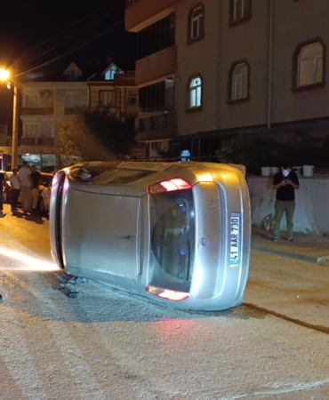 BURSA'NIN İNEGÖL İLÇESİNDE MEYDANA GELEN TRAFİK KAZASINDA KONTROLDEN ÇIKAN OTOMOBİL, PARK HALİNDEKİ BİR ARACA ÇARPTIKTAN SONRA DEVRİLDİ. KAZANIN ARDINDAN SÜRÜCÜ OLAY YERİNDEN KAÇARAK KAYIPLARA KARIŞTI.