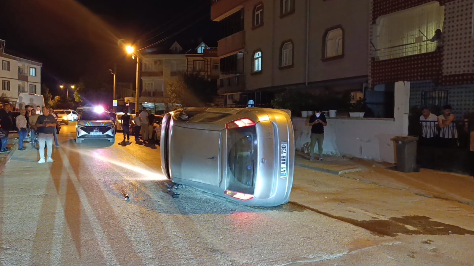 BURSA'NIN İNEGÖL İLÇESİNDE MEYDANA GELEN TRAFİK KAZASINDA KONTROLDEN ÇIKAN OTOMOBİL, PARK HALİNDEKİ BİR ARACA ÇARPTIKTAN SONRA DEVRİLDİ. KAZANIN ARDINDAN SÜRÜCÜ OLAY YERİNDEN KAÇARAK KAYIPLARA KARIŞTI.