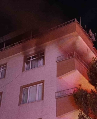 BURSA'NIN İNEGÖL İLÇESİNDE GECE SAATLERİNDE BİR APARTMAN DAİRESİNDE ÇIKAN YANGIN PANİĞE NEDEN OLDU.