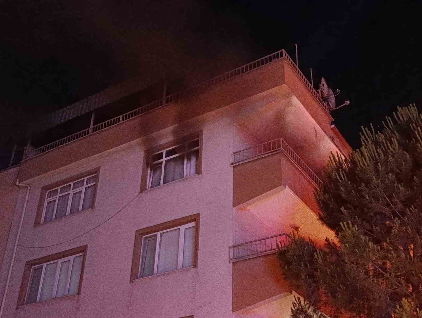 BURSA'NIN İNEGÖL İLÇESİNDE GECE SAATLERİNDE BİR APARTMAN DAİRESİNDE ÇIKAN YANGIN PANİĞE NEDEN OLDU.