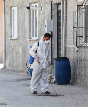 OSMANGAZİ BELEDİYESİ, YAZ AYLARINDA ARTIŞ GÖSTEREN HAŞERE İLE MÜCADELE KAPSAMINDA HAMİTLER MAHALLESİ’NDEN GELEN TALEBE YÖNELİK ANINDA HAREKETE GEÇEREK, BÖLGEDE DETAYLI BİR İLAÇLAMA ÇALIŞMASI GERÇEKLEŞTİRDİ.