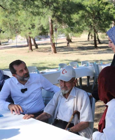 GÜRSU BELEDİYESİ’NİN, AİLE VE SOSYAL POLİTİKALAR BAKANLIĞI İLE ORTAKLAŞA YÜRÜTTÜĞÜ YUVAMDA SAĞLIK VE UMUT VAR PROJESİ KAPSAMINDA HAYATA GEÇİRDİĞİ SOSYAL DESTEKLERDEN İLKİ 65 YAŞ ÜSTÜ BİREYLERE ÖZEL DÜZENLENEN PİKNİK OLDU.