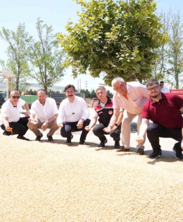 TÜRKİYE’NİN EN VERİMLİ TARIM MERKEZLERİNDEN BİRİ OLAN YENİŞEHİR’DE, TOPRAK MAHSULLERİ OFİSİ’NİN (TMO) 2026 YILI HASAT DÖNEMİ BUĞDAY ALIMLARI BAŞLADI.