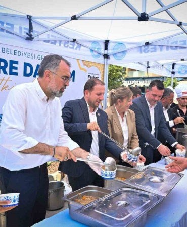 BURSA BÜYÜKŞEHİR BELEDİYESİ, MUHARREM AYINDA BİRLİK, BERABERLİK VE DAYANIŞMA KÜLTÜRÜNÜ PEKİŞTİRMEK AMACIYLA 17 İLÇEDE FARKLI 28 NOKTADA GERÇEKLEŞTİRDİĞİ AŞURE DAĞITIMLARINI KESTEL’DE DE SÜRDÜRDÜ.