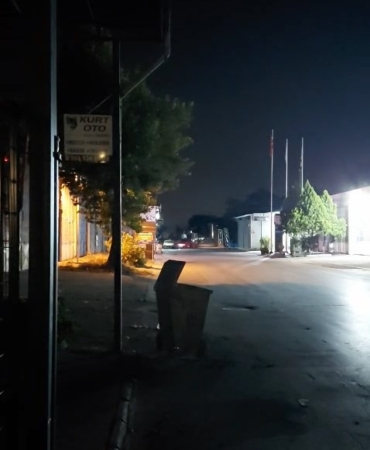BURSA'DA CADDE ÜZERİNDE DAKİKALARCA DRİFT ATAN ARAÇ, DAHA SONRA BEKÇİLERİN EKİPLERİNİN 'DUR' İHTARINA UYMADAN KAÇTI.