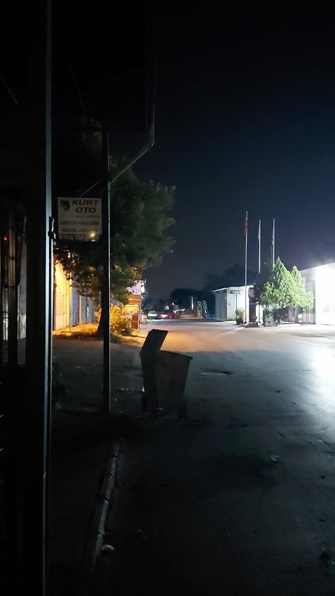 BURSA'DA CADDE ÜZERİNDE DAKİKALARCA DRİFT ATAN ARAÇ, DAHA SONRA BEKÇİLERİN EKİPLERİNİN 'DUR' İHTARINA UYMADAN KAÇTI.