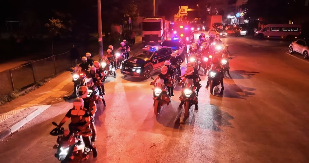 BURSA EMNİYET MÜDÜRLÜĞÜ KOORDİNESİNDE KENT GENELİNDE GENİŞ KAPSAMLI HUZUR UYGULAMASI GERÇEKLEŞTİRİLDİ