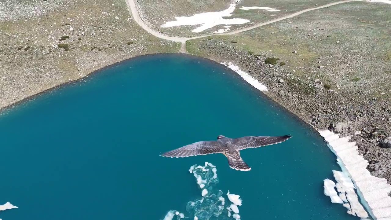 ULUDAĞ'IN ZİRVESİNDE BULUNAN BUZUL GÖLLERİ, YAZ ORTASINDA ANTARKTİKA'YI ARATMAYAN GÖRÜNTÜLERE SAHNE OLDU.