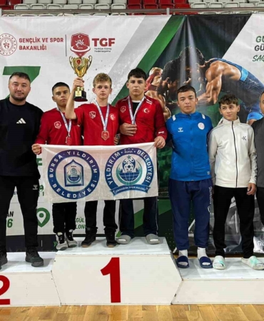 U17 YILDIZLAR GÜREŞ ŞAMPİYONASI'NDA TAKIM HALİNDE İKİNCİ OLAN YILDIRIM BELEDİYESPOR, BÜYÜK BİR BAŞARIYA İMZA ATTI.